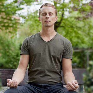 Merlin Witt, meditierend auf einer Parkbank, Achtsamkeit