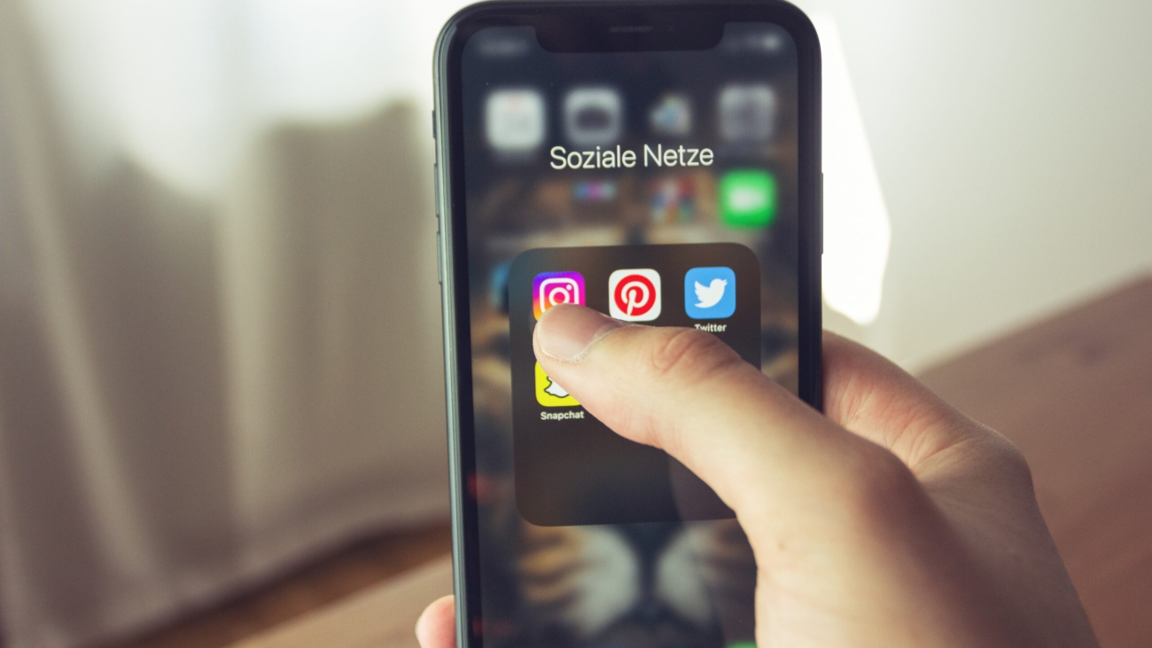 soziale Medien Icons auf Handybildschirm